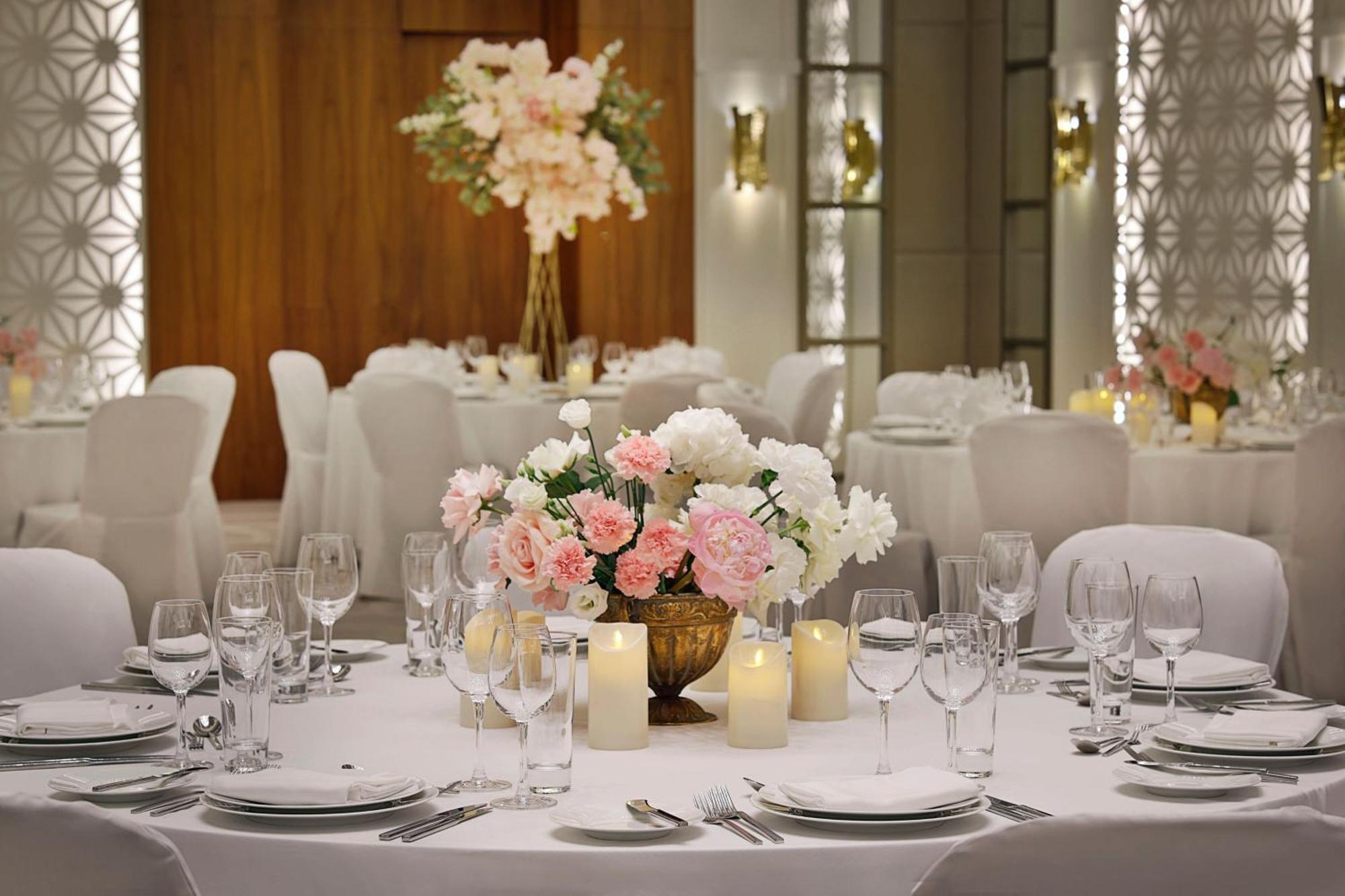 Sheraton Astana Hotel Exteriér fotografie Wedding reception at the Jumeirah Emirates Towers Hotel