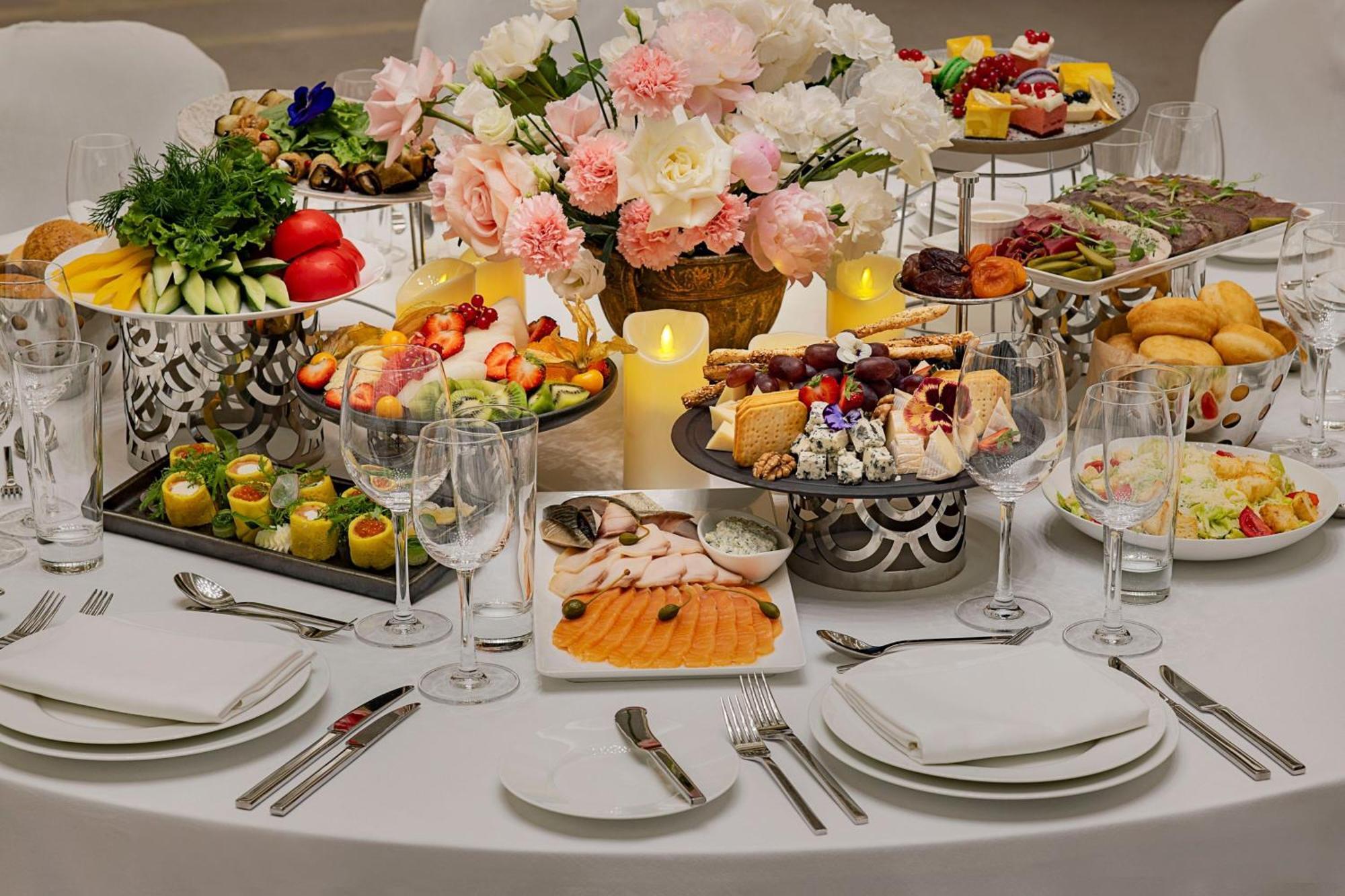 Sheraton Astana Hotel Exteriér fotografie A table set for a wedding reception