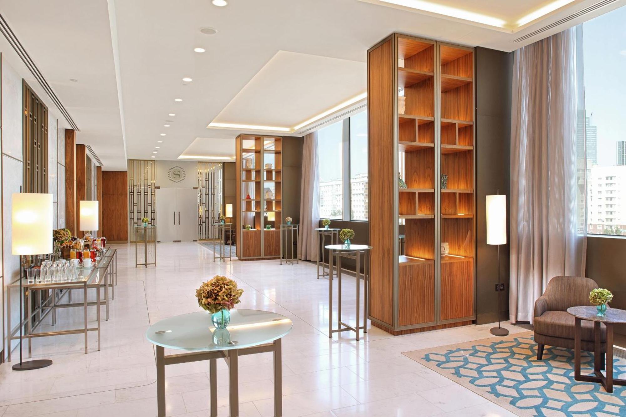 Sheraton Astana Hotel Exteriér fotografie The lobby of the hotel