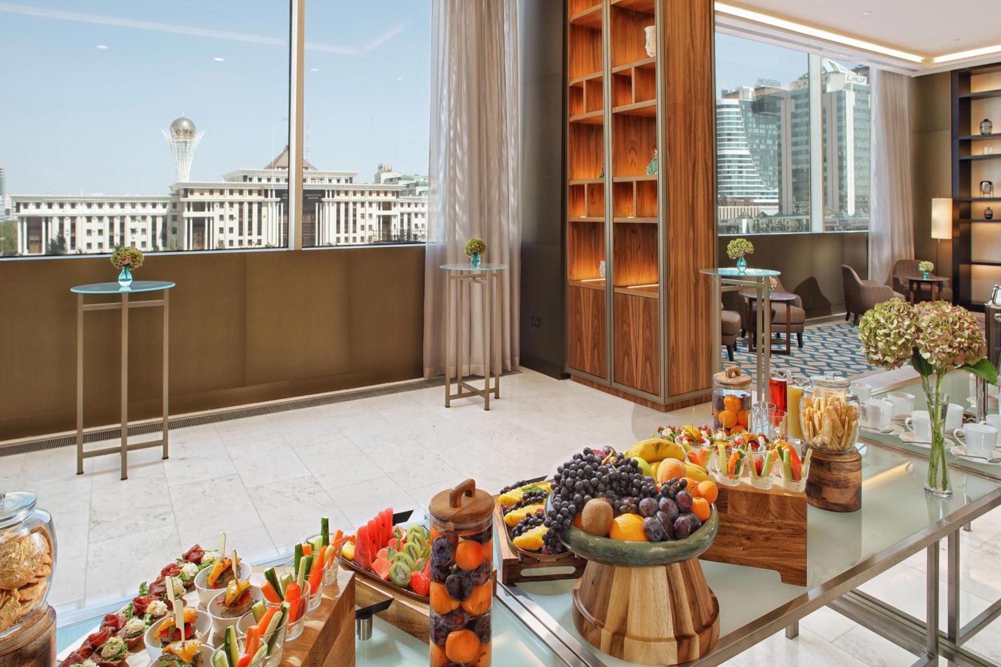 Sheraton Astana Hotel Exteriér fotografie The Club at The Westin Mumbai