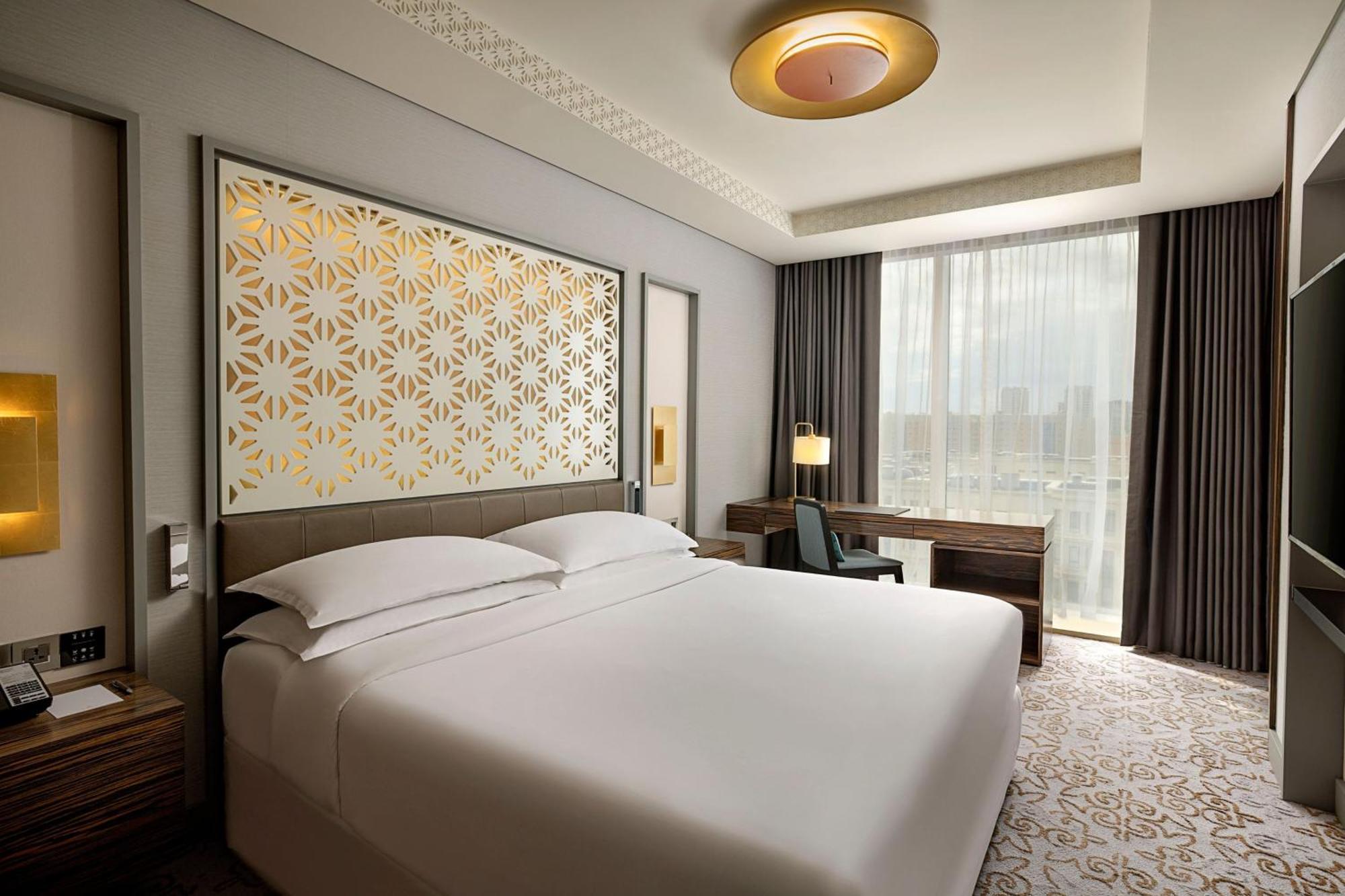 Sheraton Astana Hotel Exteriér fotografie A bedroom at the hotel