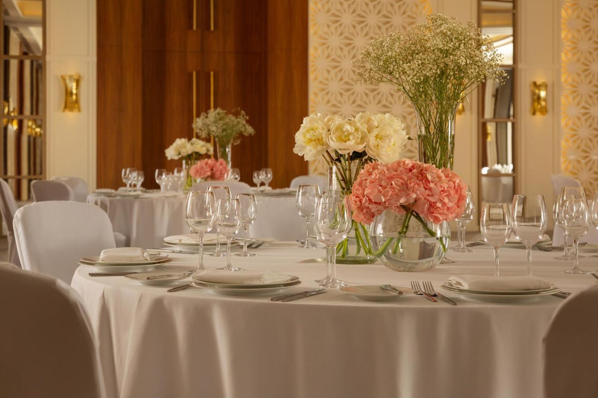Sheraton Astana Hotel Exteriér fotografie A table set for a formal dinner