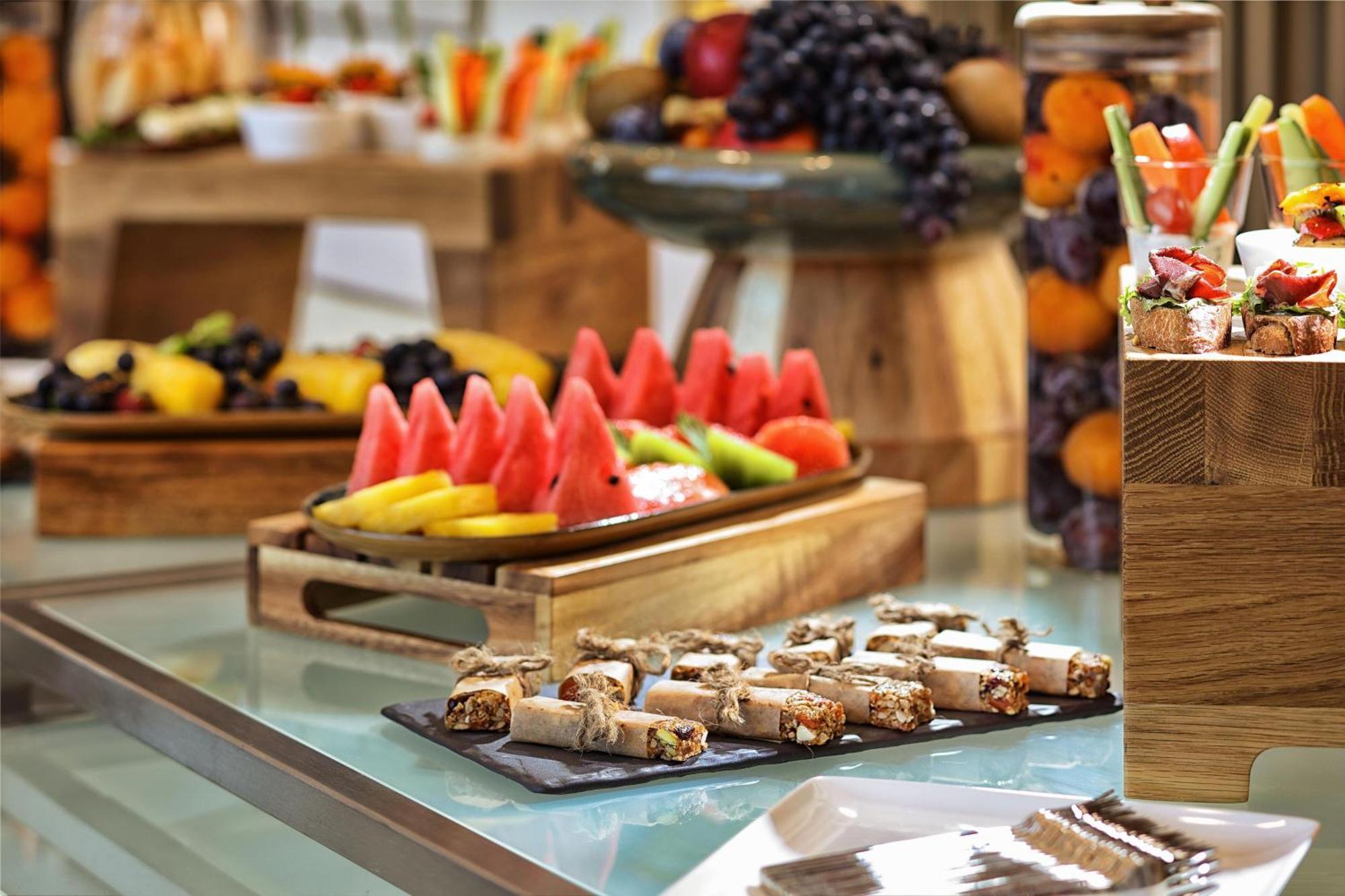 Sheraton Astana Hotel Exteriér fotografie A buffet at a hotel