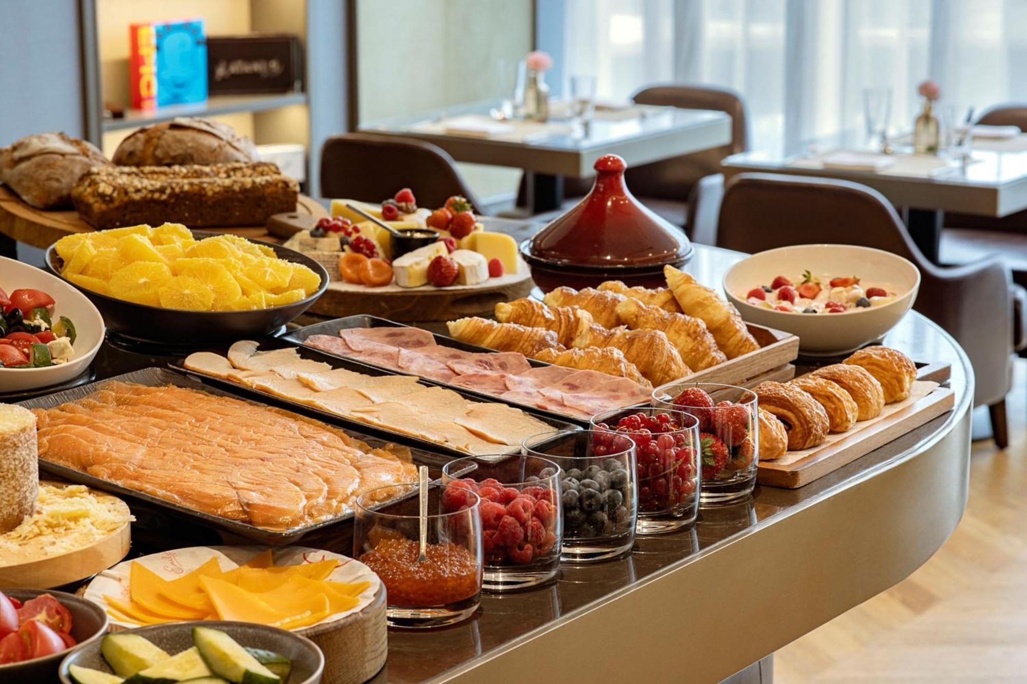Sheraton Astana Hotel Exteriér fotografie A buffet at a hotel