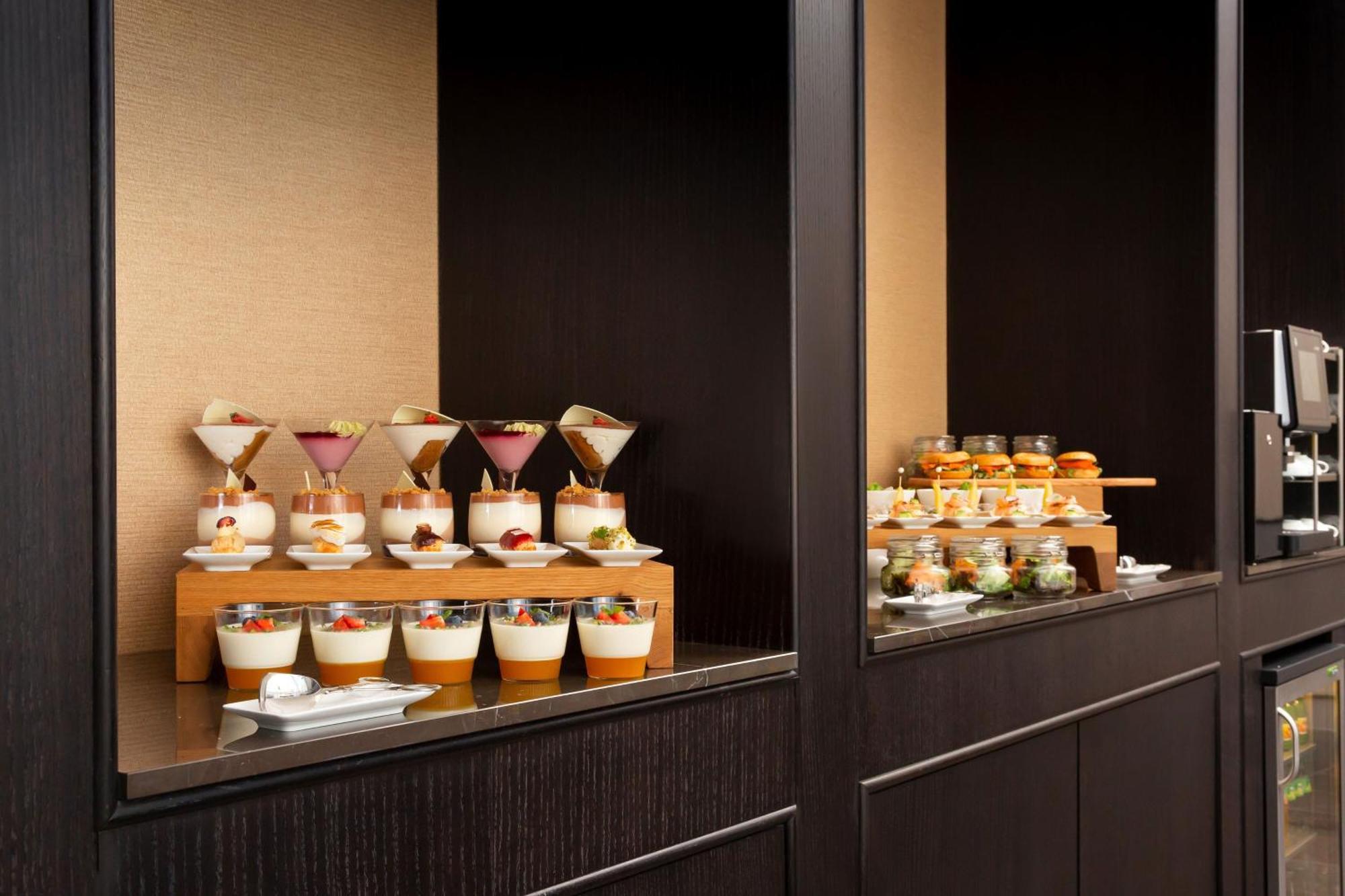 Sheraton Astana Hotel Exteriér fotografie A dessert buffet