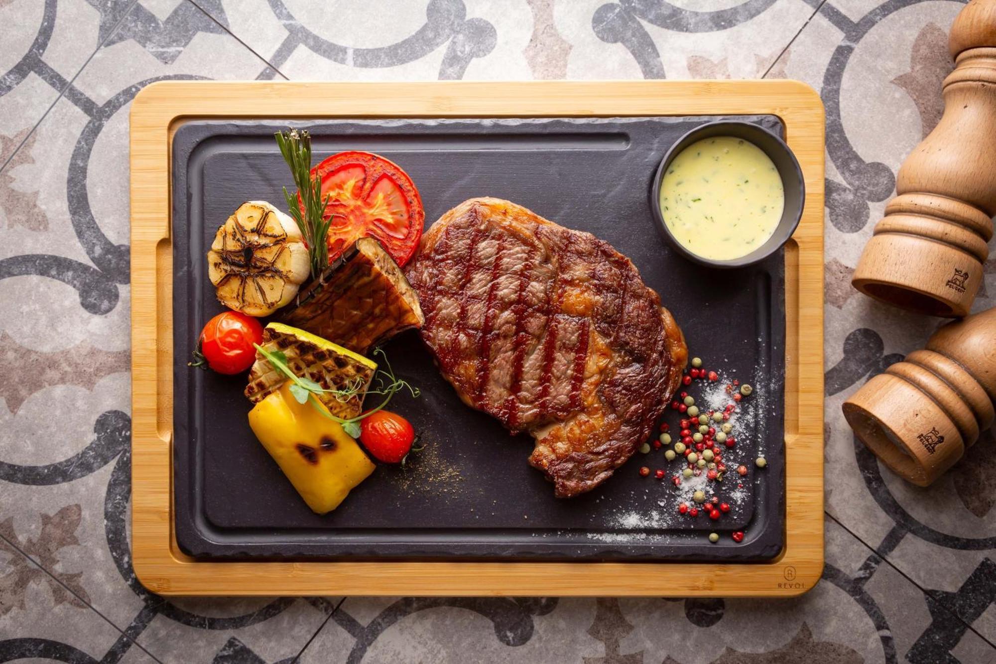 Sheraton Astana Hotel Exteriér fotografie A steak