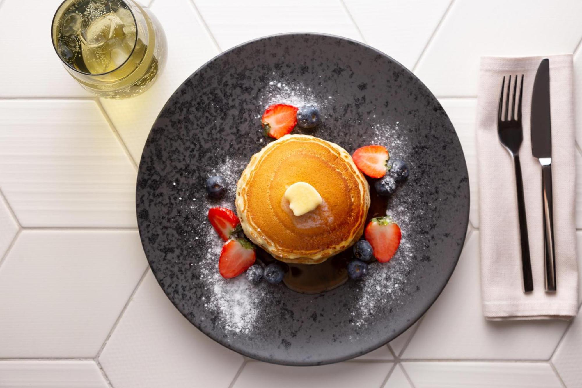 Sheraton Astana Hotel Exteriér fotografie A stack of pancakes with fruit