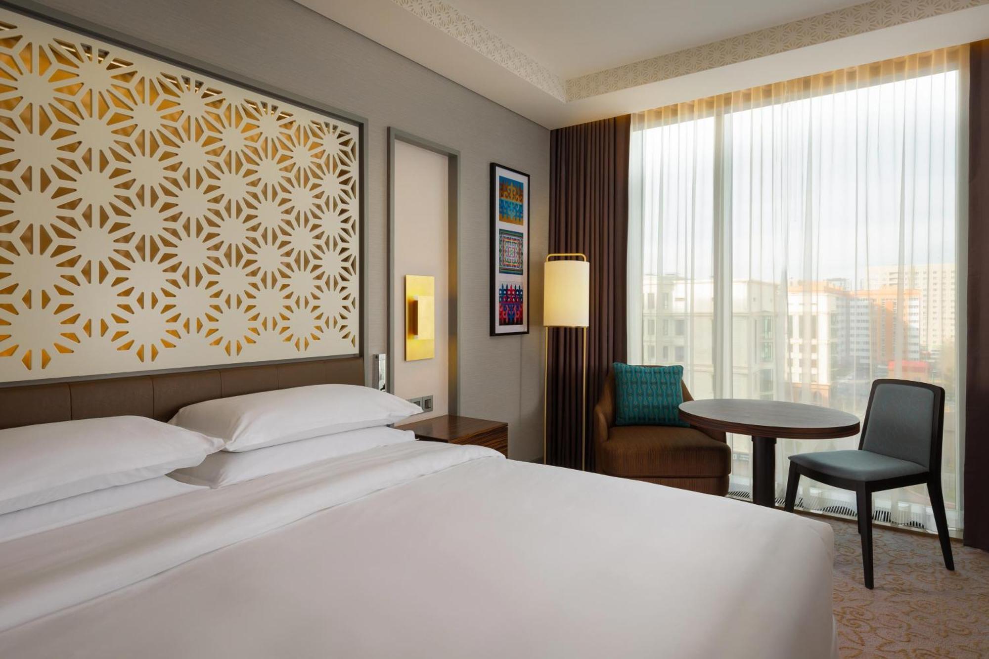 Sheraton Astana Hotel Exteriér fotografie A guest room at the hotel